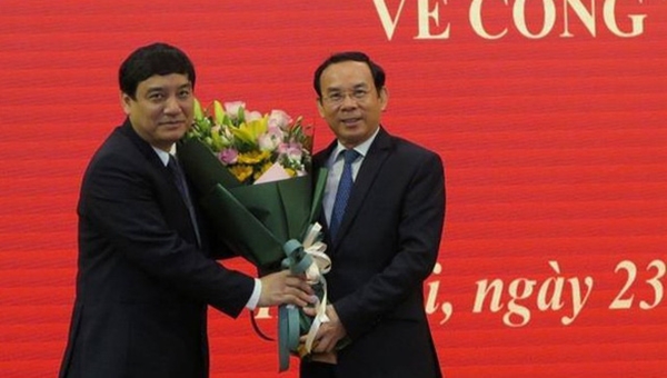 Ông Nguyễn Văn Nên, Bí thư Trung ương Đảng, Chánh Văn phòng Trung ương Đảng, tặng hoa chúc mừng ông Nguyễn Đắc Vinh (Ảnh: TTXVN)