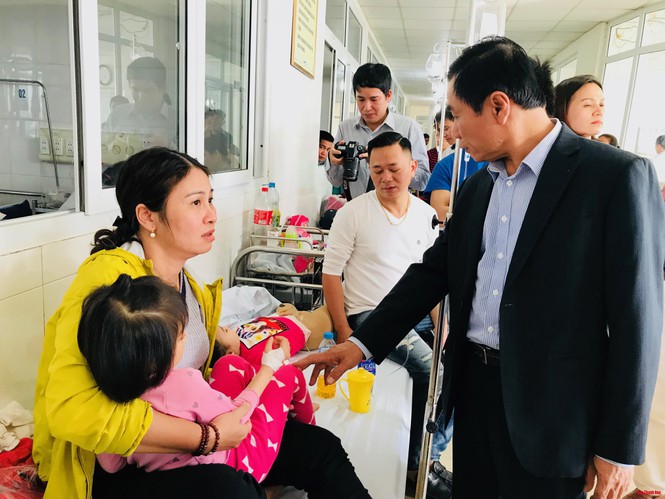 Ông Phạm Đăng Quyền, phó chủ tịch UBND tỉnh Thanh Hoá thăm hỏi gia đình các bệnh nhân tại Bệnh viện Nhi Thanh Hoá