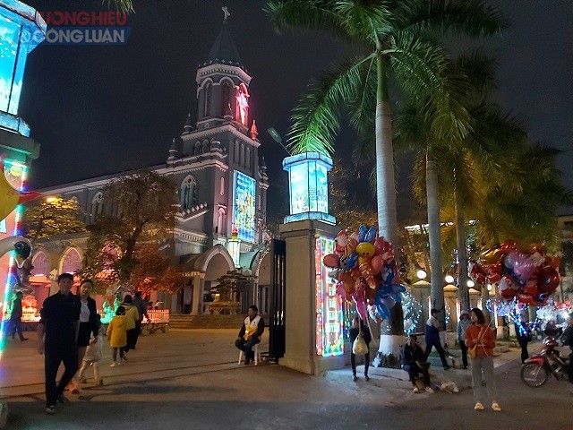 Nhà thờ chính tòa Thanh Hóa luôn là địa điểm thu hút người dân đến mỗi mùa giáng sinh về
