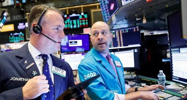 Các nhà giao dịch cổ phiếu trên sàn NYSE ở New York, Mỹ (Ảnh: Reuters)