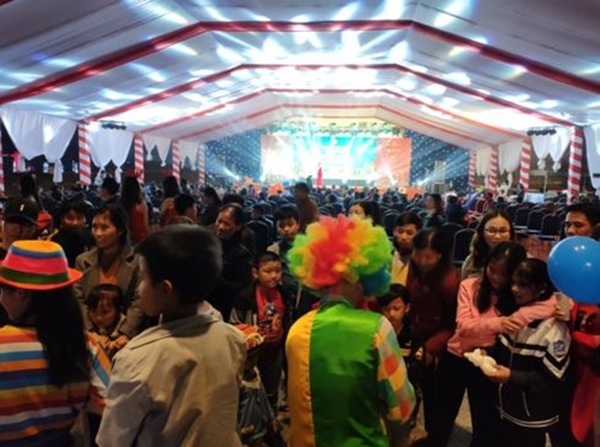 Hàng nghìn người dân huyện Diễn Châu, Nghệ An đặc biệt là các em nhỏ hòa mình trong Lễ hội giáng sinh năm châu