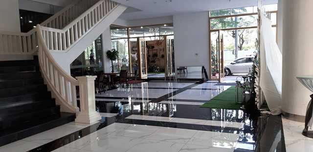 Ph&iacute;a b&ecirc;n trong diện t&iacute;ch nh&agrave; h&agrave;ng Riverside Palace x&acirc;y tr&aacute;i ph&eacute;p