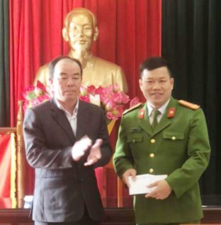 Ông Lương Văn Long , Chủ tịch UBND thị trấn trao thưởng cho Ban chuyên án