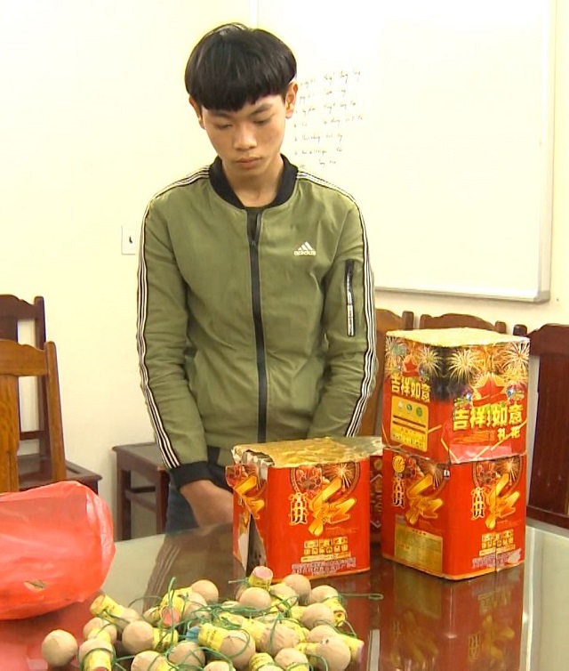 Thanh Hóa: Bắt quả tang đối tượng 16 tuổi mua bán, tàng trữ 7kg pháo nổ