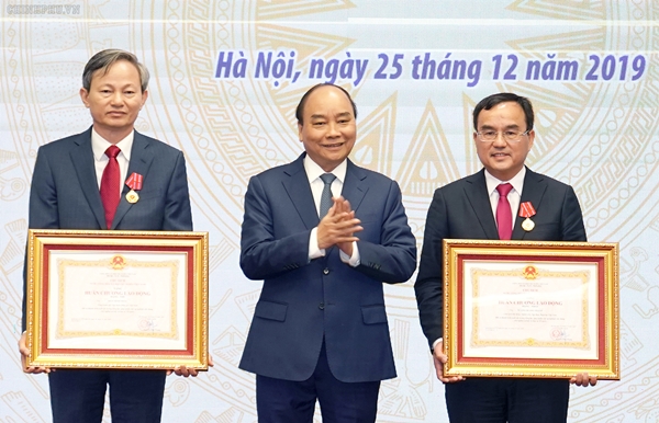 Thủ tướng trao Huân chương Lao động cho các cá nhân có thành tích xuất sắc (Ảnh: VGP.Quang Hiếu)