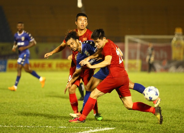 Các cầu thủ B.Bình Dương (xanh) cho thấy sự bản lĩnh trước các cầu thủ trẻ U20 Việt Nam