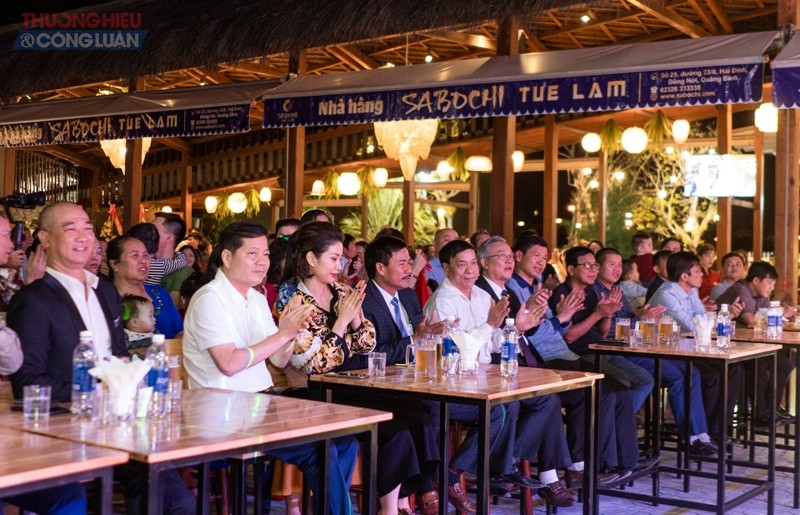 Khách hàng mời tham dự buổi khai trương tổ hợp ẩm thực nhà hàng sâm Việt đầu tiên ở Việt Nam