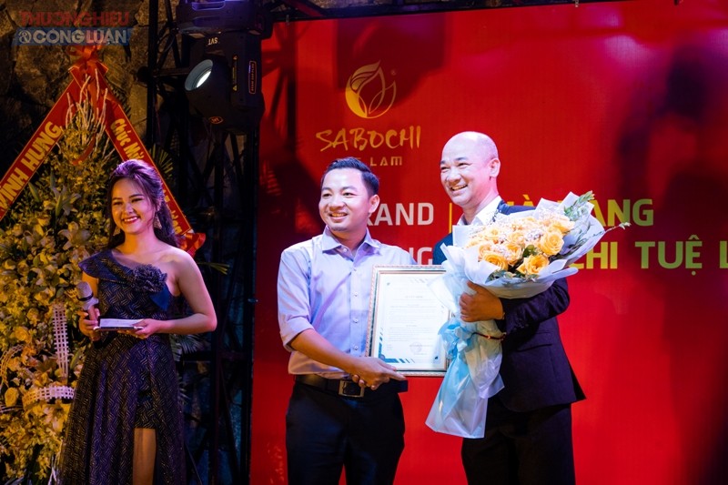 Vua đầu bếp Phạm Tuấn Hải người điều hành nhà hàng sâm Việt đầu tiên ở Việt Nam nhận hoa và quyết định từ lãnh đạo công ty