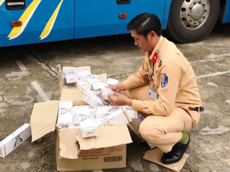 Hà Tĩnh: Bắt giữ xe khách chở 500 bao thuốc lá không có nguồn gốc