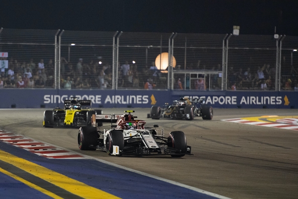 Các tay đua đang cạnh tranh quyết liệt tại chặng đua phố Singapore Grand Prix 2019