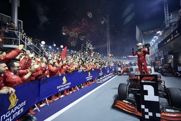Sebastian Vettel ăn mừng chiến thắng tại Singapore Grand Prix 2019