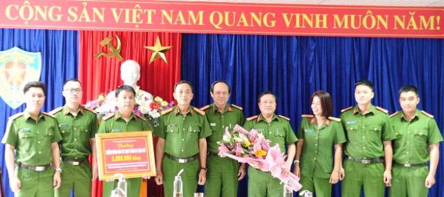 Đà Nẵng: Khen thưởng chuyên án RL20 thu giữ hơn 4500 chai rượu lậu trị giá 7 tỷ đồng