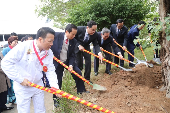 Trưởng ban Kinh tế Trung ương Nguyễn Văn Bình, Chủ tịch UBTƯ MTTQ Việt Nam Trần Thanh Mẫn trồng cây lưu niệm trong khuôn viên nhà máy.