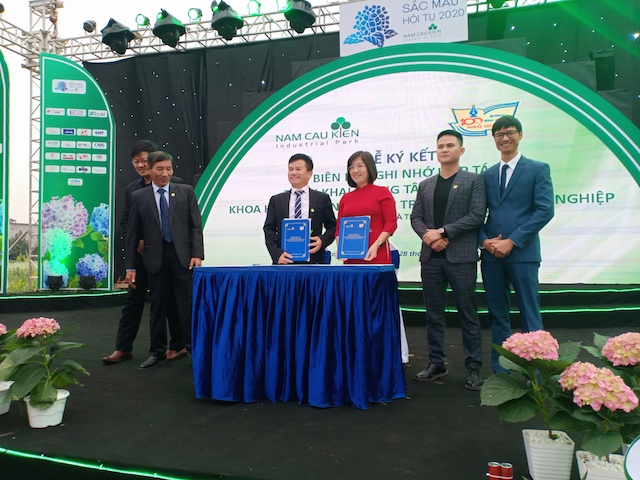 BQL KCN Nam Cầu Kiền ký Biên bản ghi nhớ hợp tác với Trường THPT Ngô Quyền, Hải Phòng