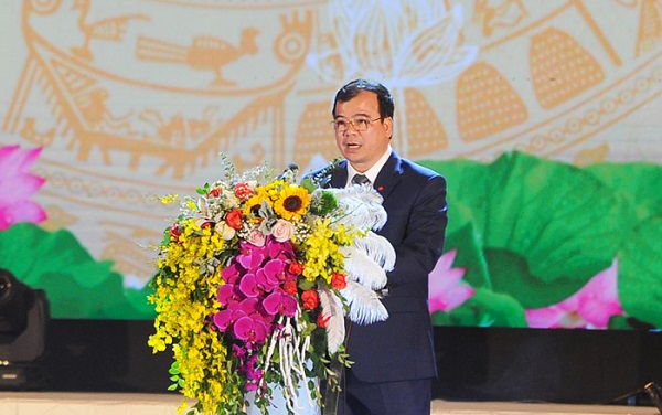Đồng chí Nguyễn Minh Hùng, Tỉnh ủy viên, Bí thư Thị ủy, Chủ tịch HĐND thị xã Kinh Môn phát biểu khai mạc buổi lễ