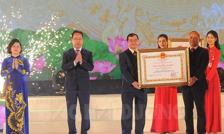 Đồng chí Phó Chủ tịch Quốc hội Uông Chu Lưu trao Huân chương Lao động hạng nhất cho Đảng bộ, chính quyền và nhân dân thị xã Kinh Môn.(Ảnh báo Hải Dương)