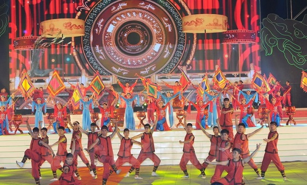 Chương trình ca nhạc tại buổi lễ công bố thành lập thị xã Kinh Môn và đón nhận Huân chương Lao động hạng nhất