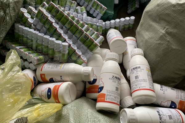 Lạng Sơn: Tịch thu gần 4.000 lọ thuốc thúc chín hoa quả nhập lậu