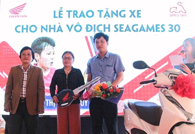 Trao xe cho cầu thủ