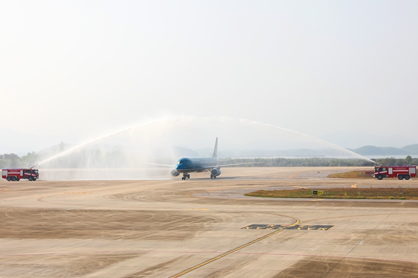 Nghi thức phun vòi rồng của sân bay Vân Đồn chào đón chuyến bay đầu tiên từ Nhật Bản (Ảnh: Việt Phương)