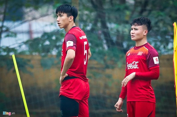 Khác với Tiến Dũng, phần lớn thế hệ Thường Châu, kể cả người trẻ nhất như Văn Hậu (giữa), đều đã có ít nhất một mùa giải trọn vẹn ở V.League trước khi đi U23 châu Á 2018 (Ảnh: Minh Chiến)