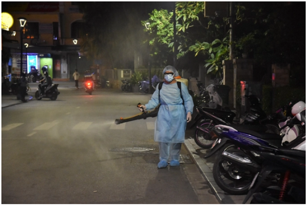 Lực lượng chức năng khử trùng khu vực phố Tây - nơi ca nhiễm Covid-19 thứ 30 Việt Nam từng ghé qua