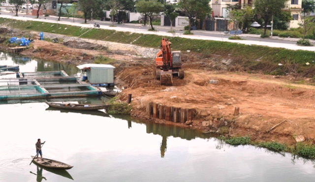 Công ty CP Cấp nước Đà Nẵng đang chuẩn bị thi công tuyến đập tạm ngăn mặn số 2 trên sông Cẩm Lệ nhằm bảo đảm cấp nước sinh hoạt cho thành phố
