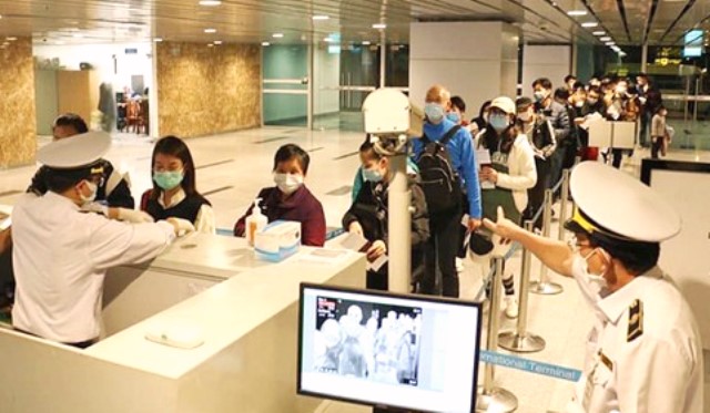 Giám sát y tế hành khách nhập cảnh vào Việt Nam qua cửa khẩu sân bay quốc tế Đà Nẵng