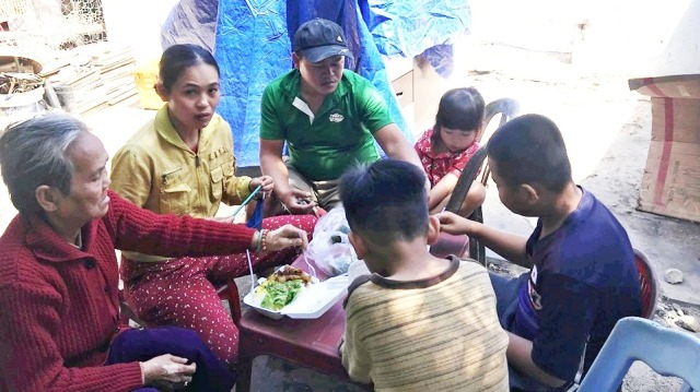 Gia đình bà Trần Thị Gái che bạt để ở trên khu Thượng thành, đang ăn cơm từ thiện của Đoàn Nhà báo hỗ trợ