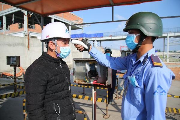 Cán bộ nhân viên được đo thân nhiệt tại KLH Hòa Phát Dung Quất. (Nguồn: hoaphat.com.vn)