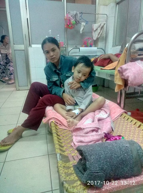 Cháu Đặng Văn Toàn và mẹ Ta Inh Thị Chánh ở bệnh viện Y Dược- Huế