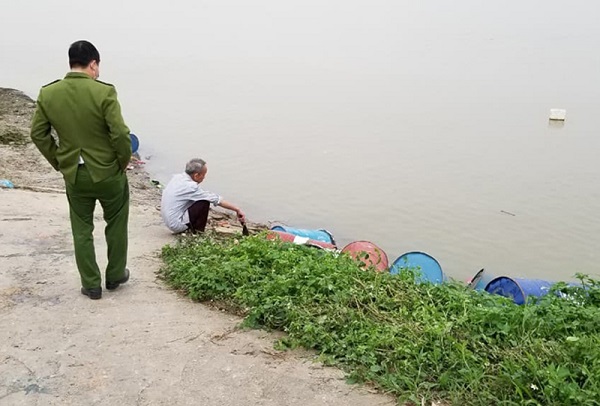 Hiện trường vụ đổ trộm dầu thải ở bãi sông Hồng (đoạn qua xã Vạn Phúc, huyện Thanh Trì, Hà Nội)