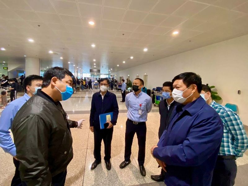 Các thành viên Ban Chỉ đao trao đổi với lãnh đạo sân bay Nội Bài về công tác phòng chống dịch Covid-19 (tối ngày 15/3). Ảnh: danviet.vn