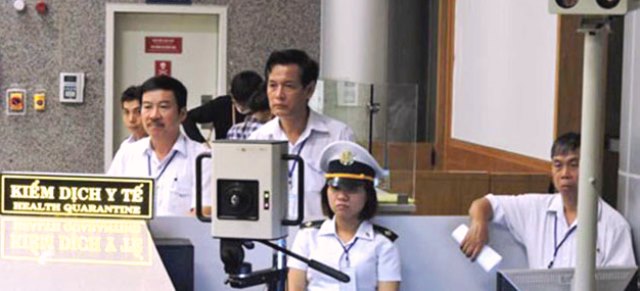 Ngành Y tế triển khai đồng loạt việc khai báo y tế tại sân bay quốc tế Đà Nẵng.