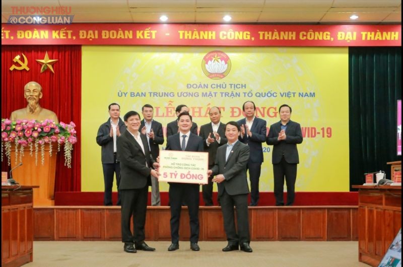 Thủ tướng Nguyễn Xuân Phúc và các đại biểu chứng kiến đại diện Tập đoàn Hưng Thịnh trao bảng tượng trưng 5 TỶ ĐỒNG ủng hộ công tác phòng, chống dịch COVID-19