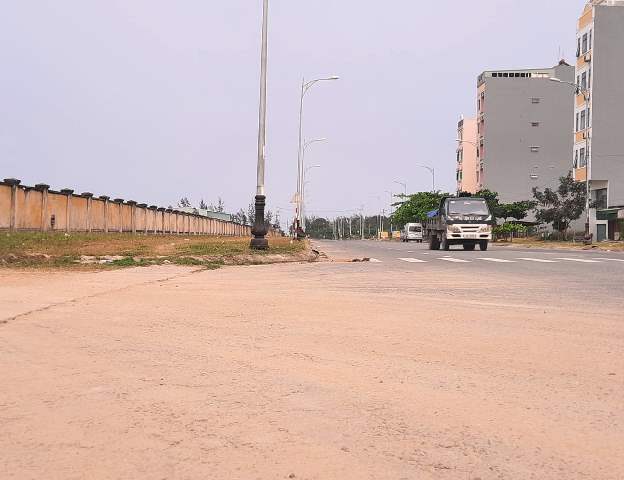 C&aacute;t bụi rơi v&atilde;i đầy đoạn đường v&agrave;o ra m&agrave; kh&ocirc;ng c&oacute; bất cứ phương &aacute;n tưới nước để giảm thiểu &ocirc; nhiễm m&ocirc;i trường.