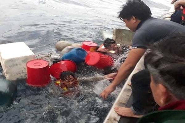 Nghệ An: Chìm tàu cá, 6 ngư dân ôm can nhựa lênh đênh nhiều giờ trên biển