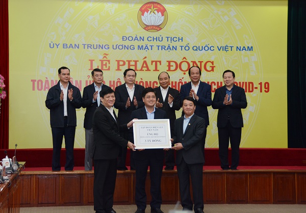 Đại diện cho EVN và các đơn vị, ông Võ Quang Lâm - PTGĐ EVN trao 3 tỷ đồng chung tay cùng cả nước phòng, chống dịch Covid-19