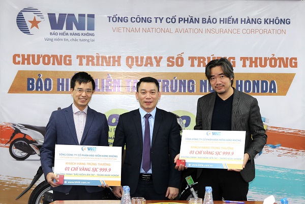 Ông Nguyễn Thành Quang - Phó TGĐ trao 02 chỉ vàng SJC cho 02 KH may mắn Khu vực Hà Nội