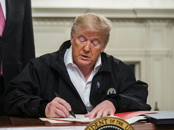 Tuần trước, Tổng thống Mỹ Donald Trump ký thông qua gói chống dịch Covid-19 trị giá 8,3 tỷ USD (Ảnh: Getty Images)
