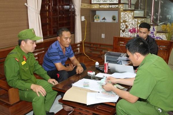Tổ công tác khám xét nơi ở của Nguyễn Văn Đồng