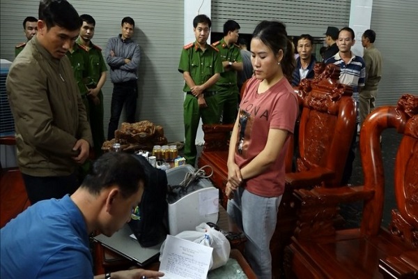 Khám xét khẩn cấp nơi ở của Trịnh Thu Huyền, lực lượng chức năng thu giữ nhiều tờ giấy ghi số lô, số đề