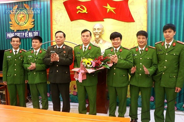 Thiếu tướng Nguyễn Hải Trung, Giám đốc Công an tỉnh trao thưởng cho phòng CSĐT tội phạm về ma túy