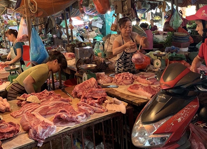 Bất chấp yêu cầu giảm giá, giá thịt lợn từ chuồng trại cho tới chợ vẫn neo ở mức quá cao