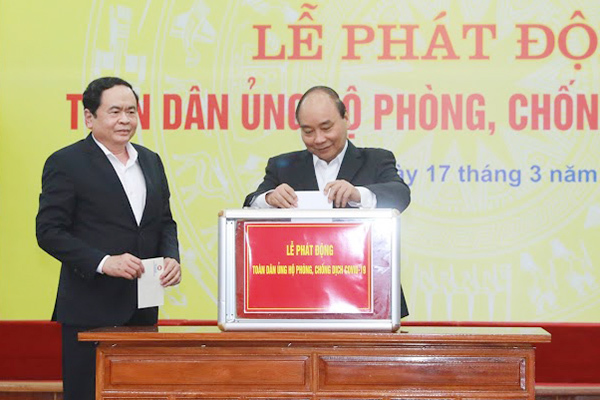 Thủ tướng Nguyễn Xuân Phúc, Chủ tịch MTTQ Trần Thanh Mẫn ủng hộ phòng chống dịch Covid-19 (Ảnh: Minh Đạt)