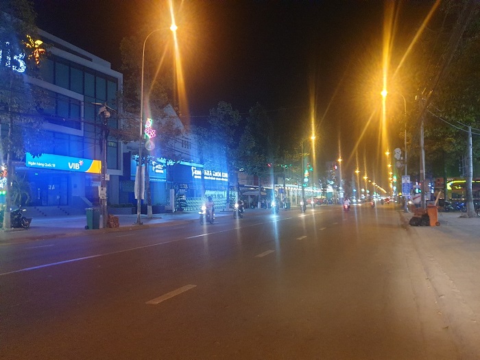 Con phố Võ Thị Sáu vốn đông đúc nhộn nhịp thì nay cũng vắng hoe