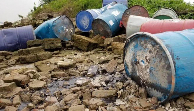 Hàng chục chiếc thùng phuy nghi chứa hóa chất độc hại bị đổ trộm xuống sông Hồng đoạn qua xã Vạn Phúc.
