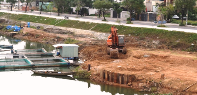 Công ty CP Cấp nước Đà Nẵng (Dawaco) cho biết, đang khẩn trương triển khai thi công tuyến đập tạm số 2 tại đập ngăn mặn sông Cẩm Lệ để ứng phó tình huống nhiễm mặn trong mùa hè đến.