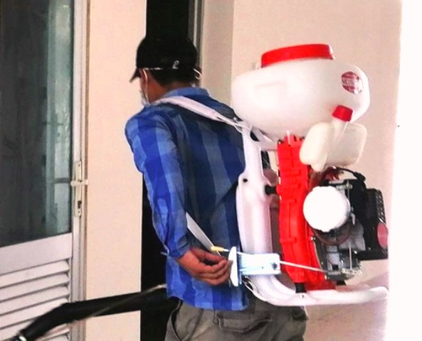 Nhân viên phun hóa chất khử khuẩn tại Phú Yên