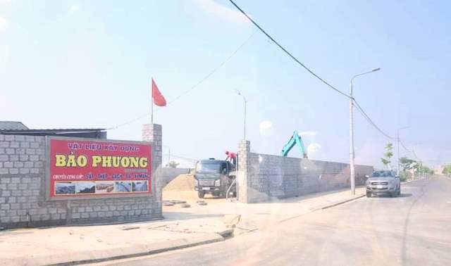 B&atilde;i tập kết c&aacute;t tr&aacute;i ph&eacute;p của C&ocirc;ng ty Bảo Phương nằm trong khu vực sinh th&aacute;i l&agrave;ng qu&ecirc;